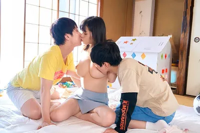 Siêu phẩm khi bố má tái hôn, 2 cậu con trai có thêm 1 cô người yêu ngực khủng
